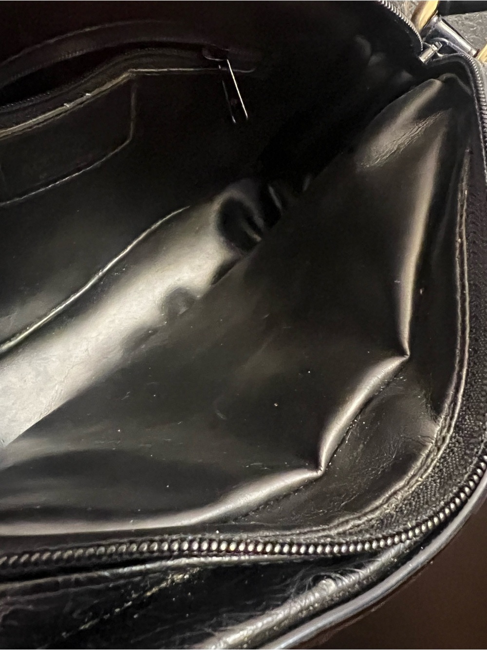 VINTAGE Chaus Black Leather Crossbody Bag with Gold Accent - Picture 5 of 6